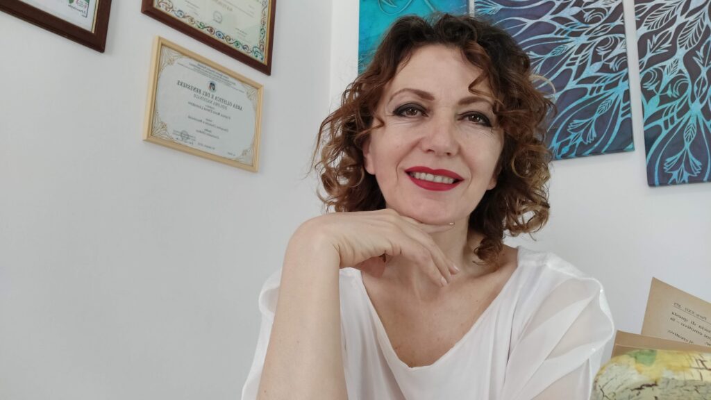 Franca Liberatore, Naturopata, Counselor e Trainer di EFT sorridente nel suo studio